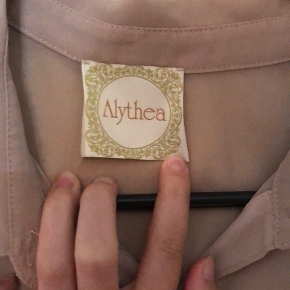 Peach and tan colored sleeveless button up shirt - Picture 3 of 8